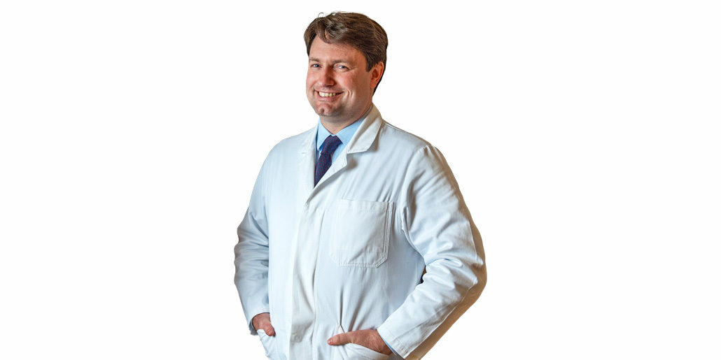 Foto: Gesundheit Burgenland Porträt von OA Dr. Daniel Staribacher im weißen Kittel