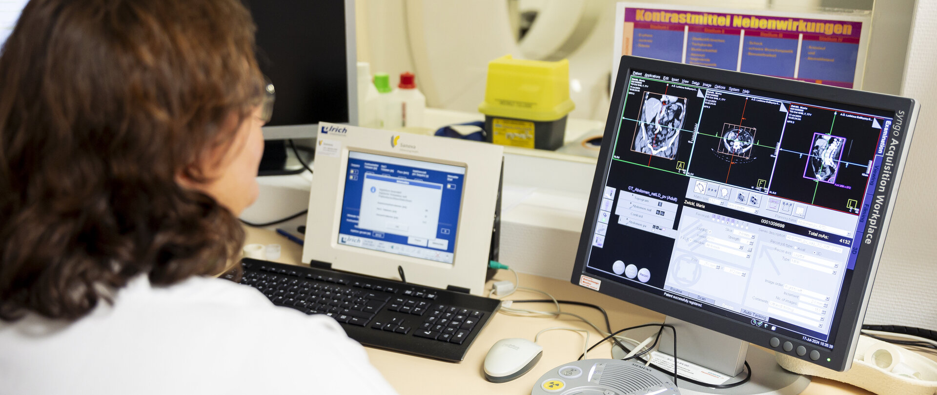 Foto: Sascha Wurzinger Fotografie Eine Frau schaut auf einen Bildschirm mit radiologischen Bildern und Daten