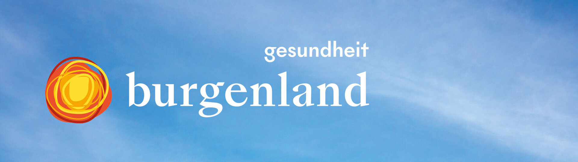 Burgenland Logo (bunte Sonne mit Text Gesundheit Burgenland in weißer Schrift) mit blauen Himmel als Hintergrund