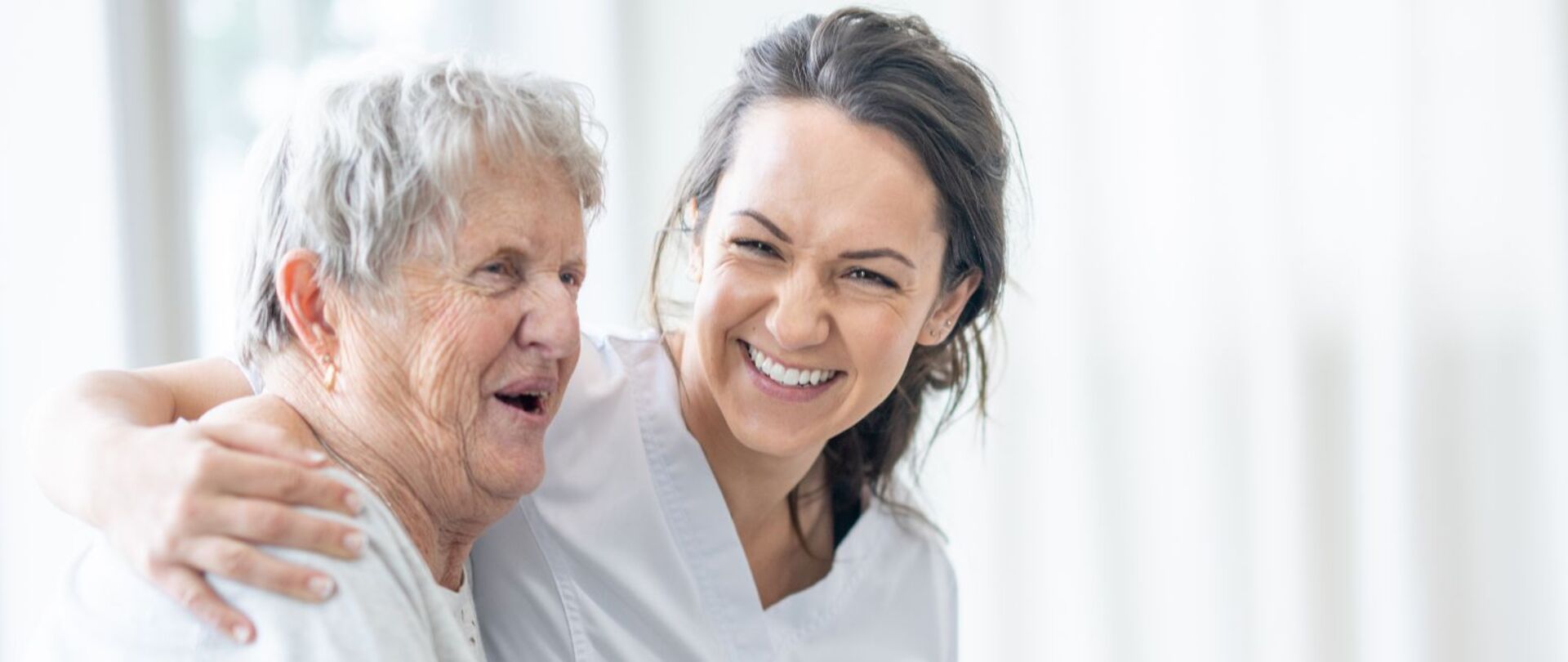 Foto: Canva/Gesundheit Burgenland Pflegekraft nimmt Patientin in den Arm