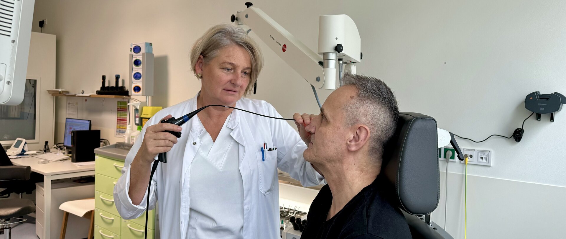 HNO Untersuchung Ärztin mit Patient