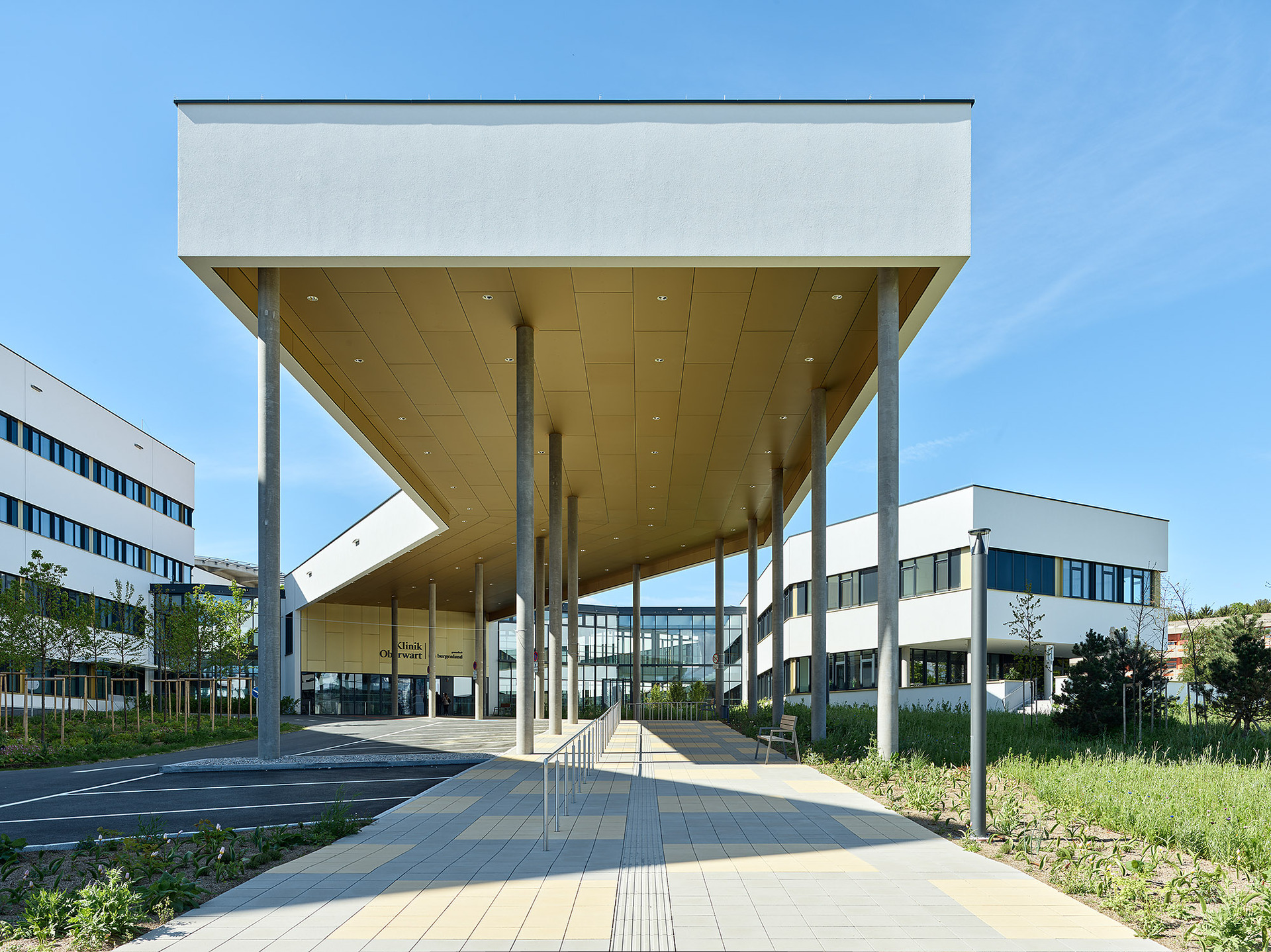 Klinik Oberwart Der Eingangsbereich der Klinik Oberwart von außen