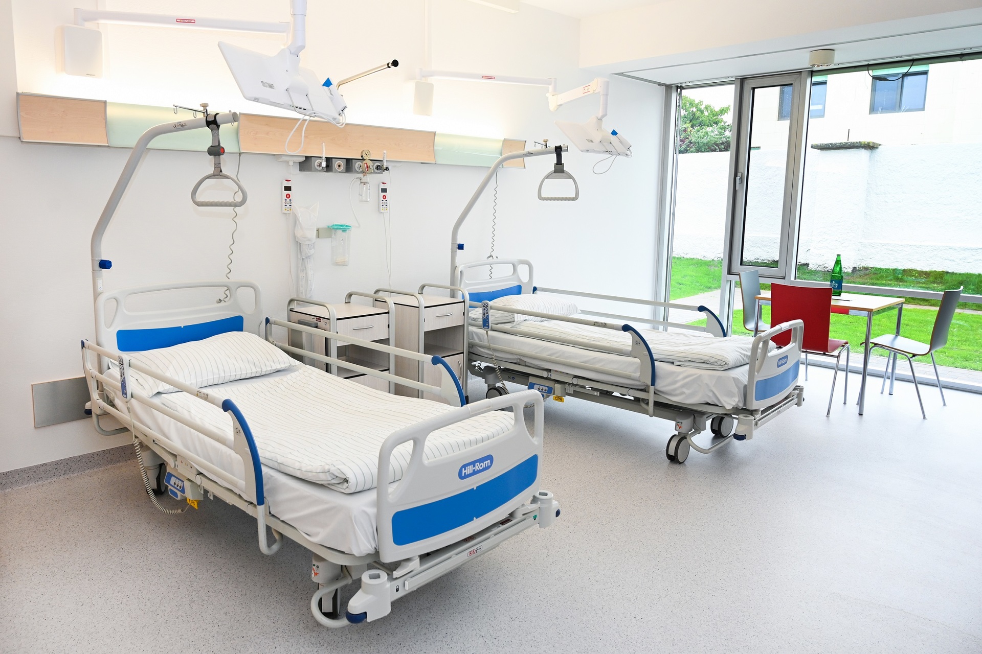 Zwei leere Krankenhausbetten