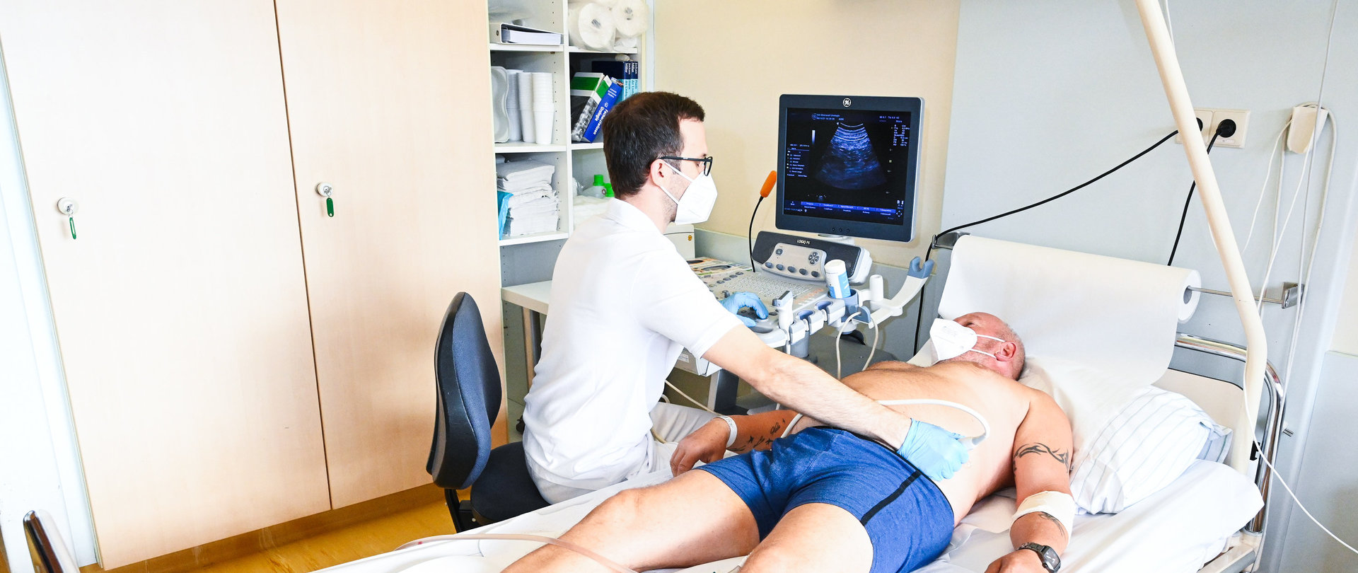 Arzt führt Ultraschall-Untersuchung an Patienten durch