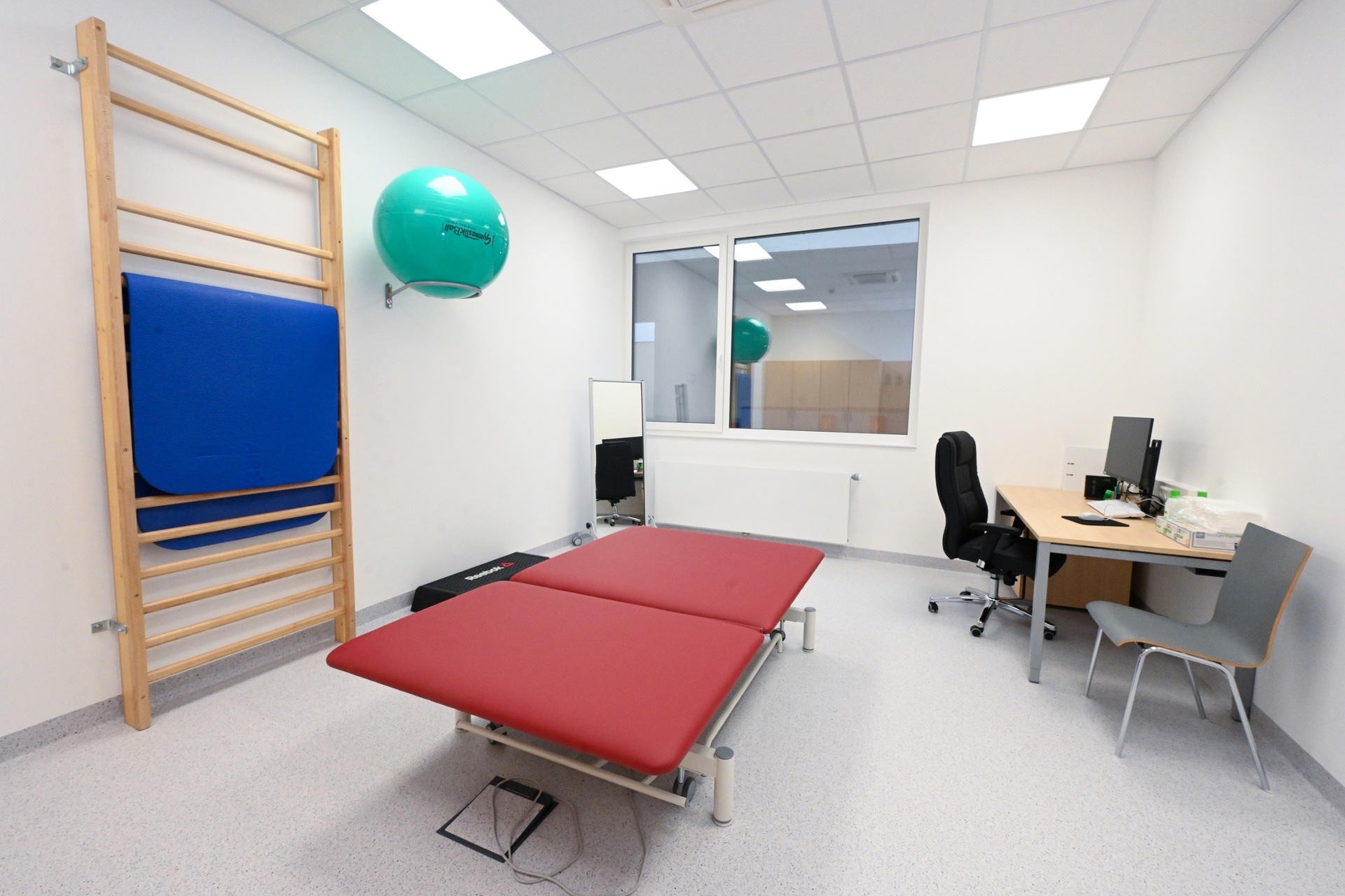 Blick in ein Therapiezimmer mit Behandlungstisch