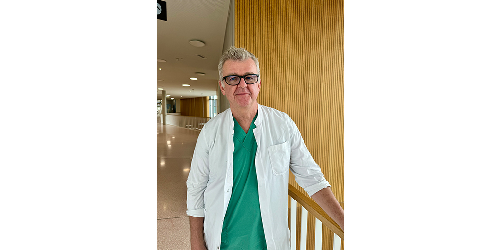 Foto: Gesundheit Burgenland Ein Arzt steht in der Magistrale der Klinik Oberwart