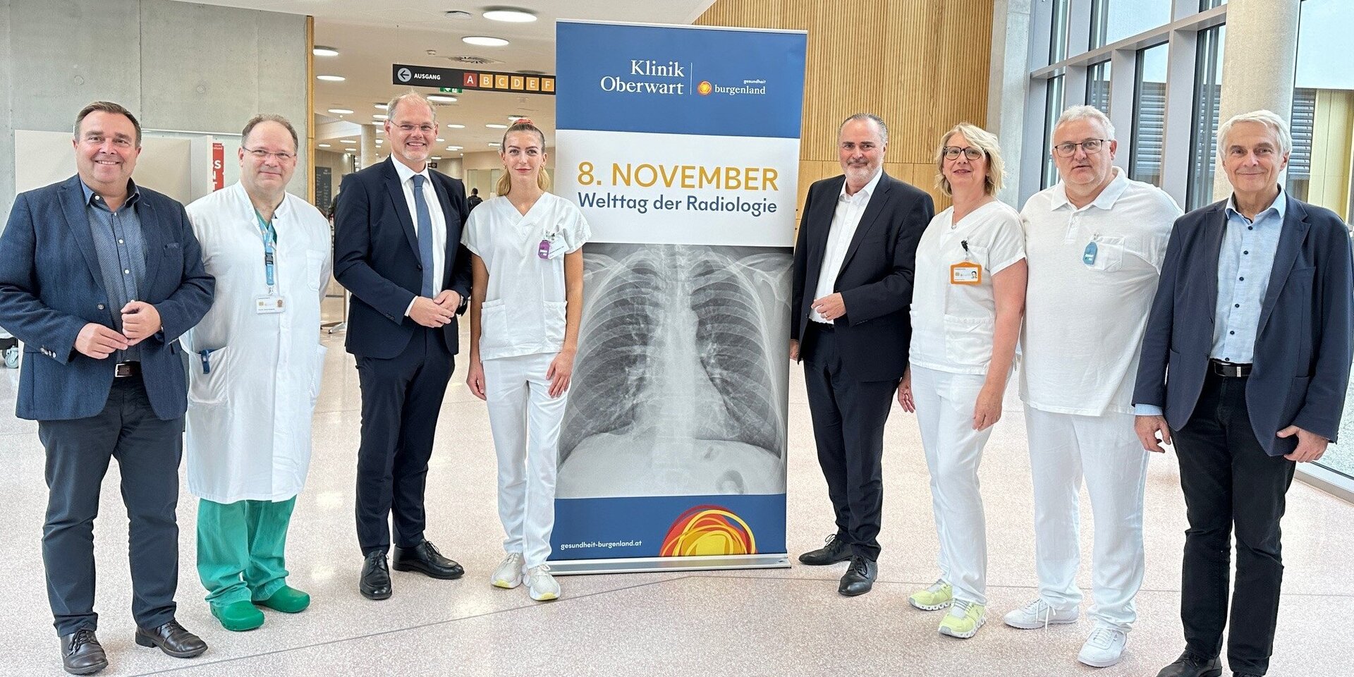 Foto: LMS/Christian Schulter Im Bild v.l.: Dietmar Ochsenhofer (Betriebsrat Klinik Oberwart), Prim. Dr. Herbert Ringhofer (Leiter des Radiologie-Verbundes der Gesundheit Burgenland), Mag. Franz Öller, MBA, MPH (Kaufmännischer Geschäftsführer Gesundheit Burgenland), Christine Hofbauer (Radiologietechnologin Klinik Oberwart), Landeshauptmann Mag. Hans Peter Doskozil, Barbara Friedrich (Leitende Radiologietechnologin Klinik Oberwart), Dr. Herbert Kappel (1. Oberarzt Radiologie Klinik Oberwart), Univ.-Prof. Dr. Stephan Kriwanek (Medizinischer Geschäftsführer Gesundheit Burgendland).