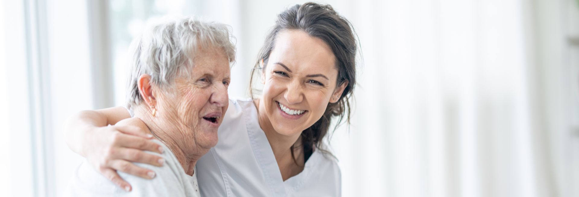 Foto: Canva/Gesundheit Burgenland Pflegekraft nimmt Patientin in den Arm