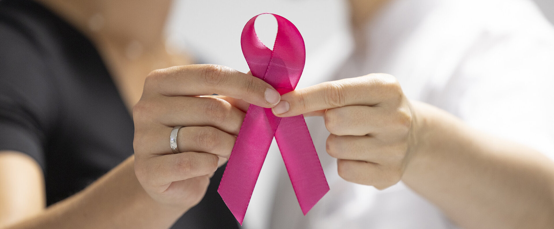 Foto: Gesundheit Burgenland/Muik Zwei Hände halten eine rosa Schleife